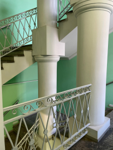 Лестница XVIII века между этажами клиники
